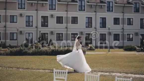 美丽的黑发新娘呆在外面转过身穿白色婚纱的女人享受仪式的日子视频的预览图