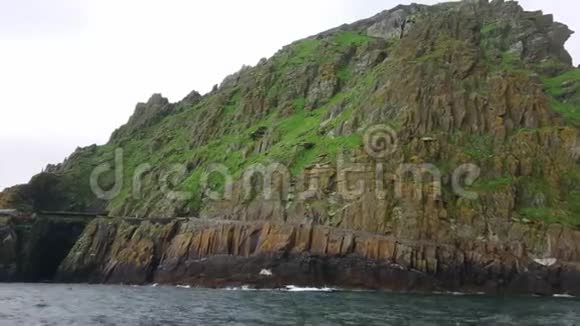 在爱尔兰西海岸著名的岛屿斯凯利奇迈克尔周围巡游视频的预览图