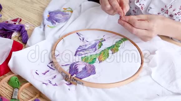 女性手用针缝针线活刺绣爱好特写俯视图视频的预览图