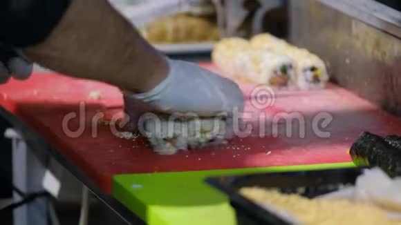 寿司卷制作准备用刀贴近厨师手视频的预览图