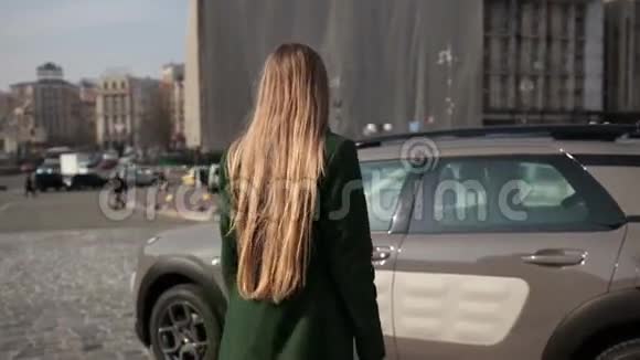 时尚女性上车后景视频的预览图