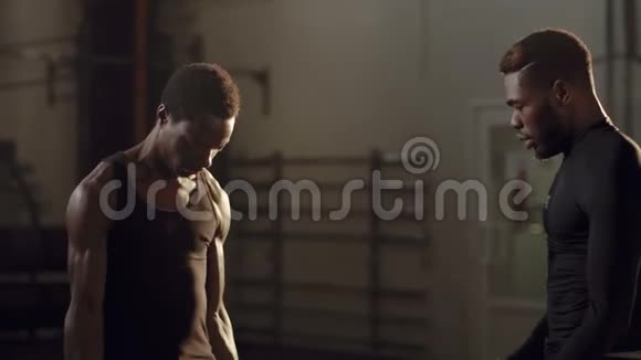 黑人运动员一起在健身房锻炼视频的预览图