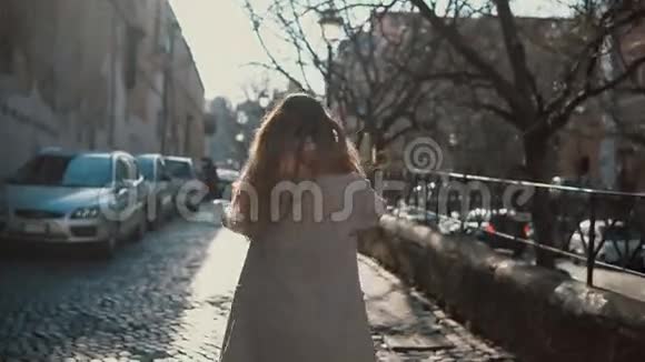 年轻女子留着长发独自在市中心散步女人靠近马路做梦视频的预览图