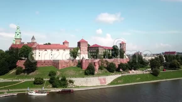 在阳光明媚的日子里鸟瞰波兰克拉科夫瓦维尔城堡视频的预览图