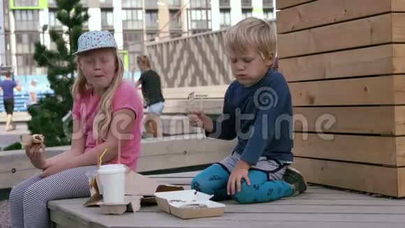 大城市的现代生活孩子们在外面吃饭视频的预览图