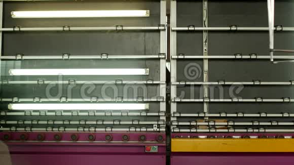 生产和制造双层玻璃窗和PVC窗这是一个有洗涤生产线的生产部门视频的预览图
