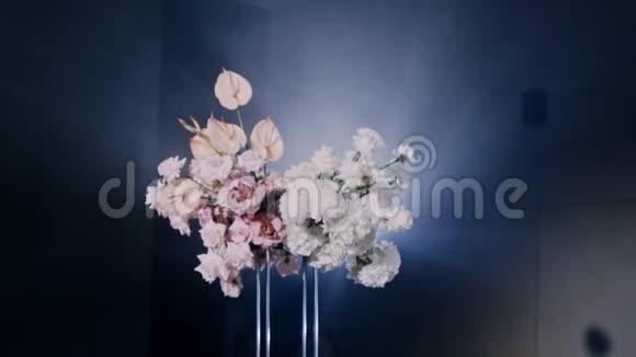 一束美丽的婚礼花束的长花从左到右视频的预览图