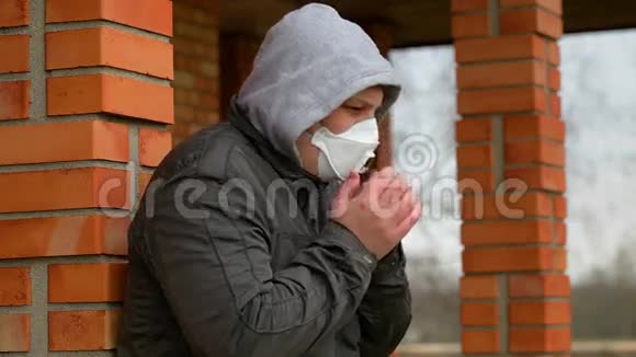 戴着防毒面具的人咳嗽视频的预览图