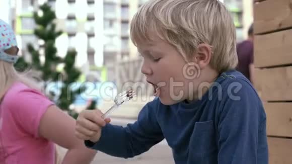 大城市的现代生活孩子们在外面吃饭视频的预览图
