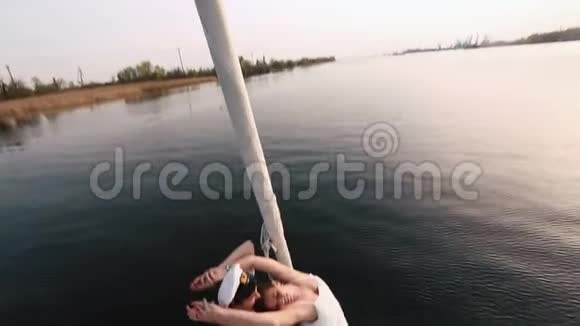 这对幸福的夫妇牵着手站在大海背景下的船首上的特写镜头视频的预览图