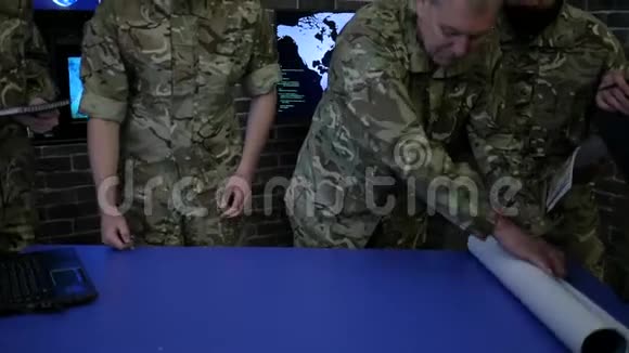 熟练的将军和士兵制服在军事总部视频的预览图