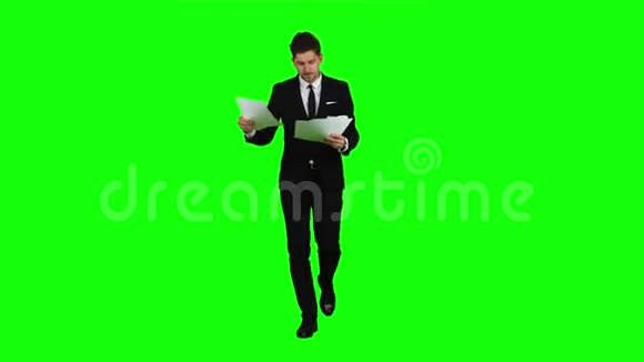 商人手里拿着文件扔掉了绿色屏幕视频的预览图