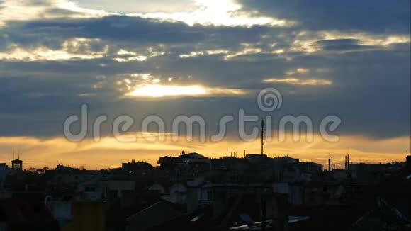 在保加利亚的布尔加斯市上空五彩缤纷的日落和戏剧性的云彩的时间流逝视频的预览图