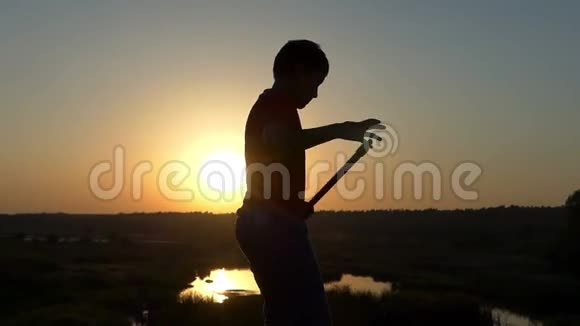 太阳落山湖岸上的一根棍子让功夫吹视频的预览图