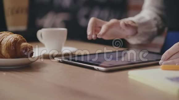 学生女孩在咖啡馆里用平板电脑视频的预览图