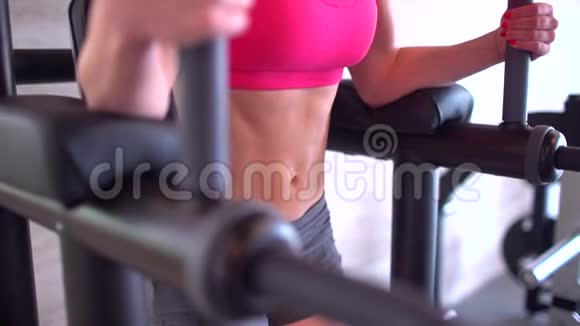 健身房里的女运动员做仰卧起坐练习肌肉女运动员做腹肌锻炼体育的概念视频的预览图