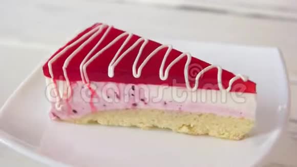 盘子里有美味的奶油芝士蛋糕视频的预览图