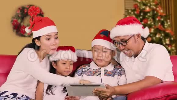 圣诞节家庭使用平板电脑视频的预览图