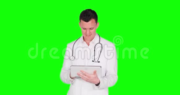 白种人医生在工作室里用药片视频的预览图