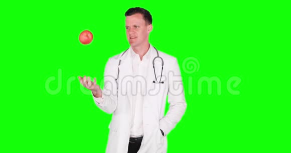 男医生在工作室里扔苹果视频的预览图