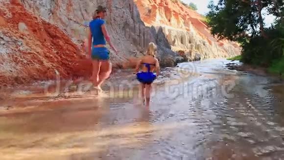 蓝甘蓝的小女儿光着脚在浅溪里视频的预览图