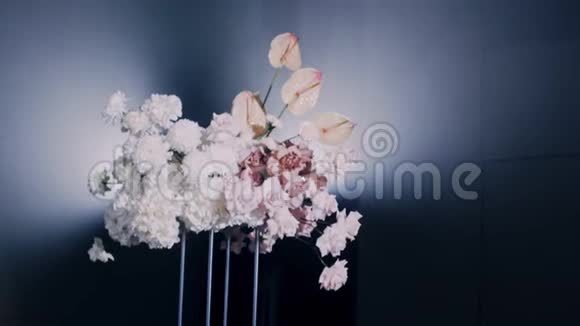 从左到右旋转的美丽婚礼花束很长一段时间视频的预览图