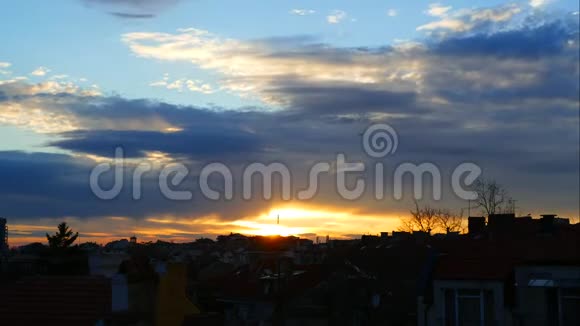 在保加利亚的布尔加斯市上空五彩缤纷的日落和戏剧性的云彩的时间流逝视频的预览图