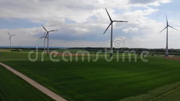 风能发电厂的空中飞行镜头令人惊叹的景色视频的预览图