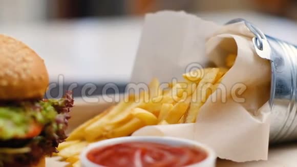 不健康垃圾食品炸薯条菜单视频的预览图
