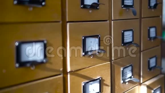 图书馆档案归档系统有卡片的木箱视频的预览图