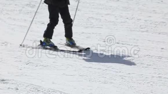 低角度慢动作滑雪视频的预览图