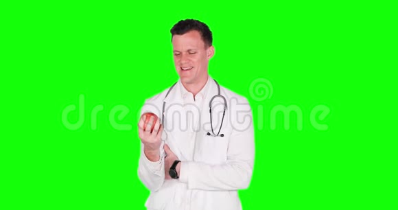 白种人医生在工作室里扔红苹果视频的预览图