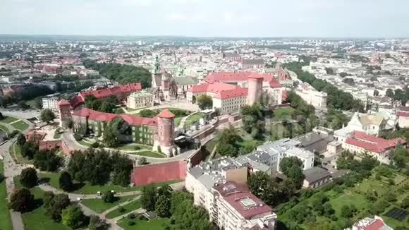 在阳光明媚的日子里鸟瞰波兰克拉科夫瓦维尔城堡视频的预览图