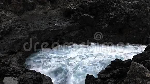 巨大的波浪撞击熔岩的悬崖两个游戏速度视频的预览图