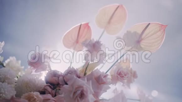 在婚礼装饰中把美丽的花朵的副轴镜头合上视频的预览图
