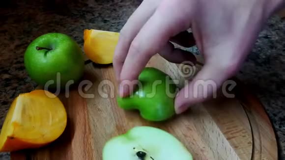 把苹果切在木板上视频的预览图