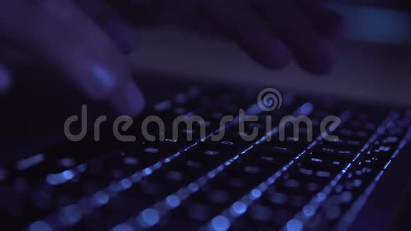 合上女人的手在笔记本电脑键盘上打字视频的预览图