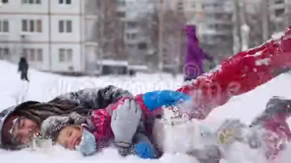 英俊的年轻爸爸和他可爱的小女儿在冬天在户外玩得很开心享受在一起的时光视频的预览图