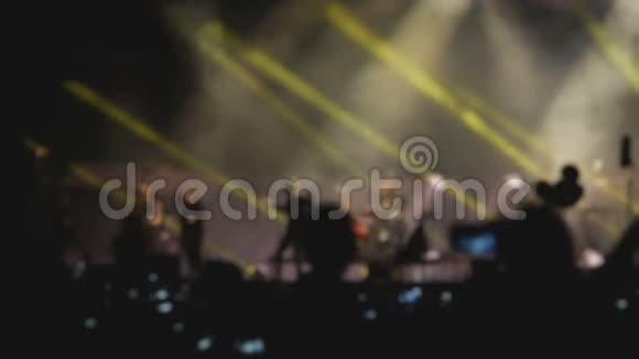 在音乐节的舞台上表演摇滚乐队的表演慢动作模糊视频的预览图