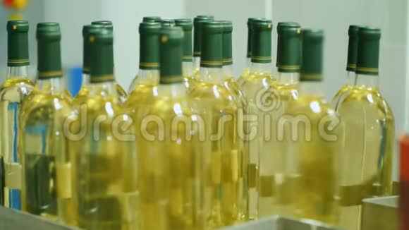 工人从传送带上拿了几瓶白酒在酒庄工作葡萄酒行业理念视频的预览图