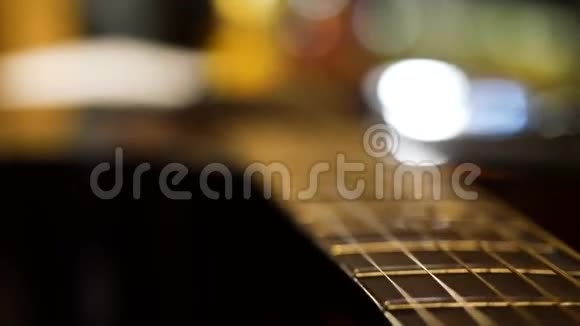 声学吉他桥和琴弦关闭吉他弦的特写优雅的吉他视频的预览图