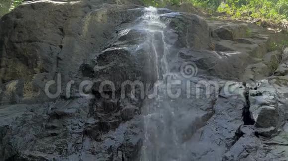 菲律宾热带雨林丛林中小瀑布的特写慢动作镜头小小的隐藏的岩石视频的预览图