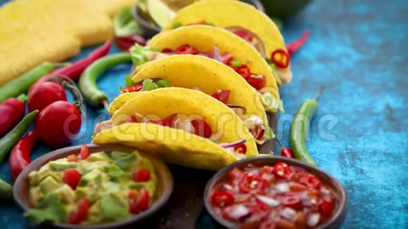 墨西哥墨西哥玉米卷鸡肉墨西哥胡椒新鲜蔬菜配鳄梨酱视频的预览图