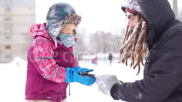 英俊的年轻爸爸和他可爱的小女儿在冬天在户外玩得很开心享受在一起的时光视频的预览图