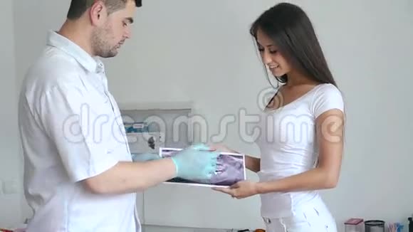 牙科医生用X光牙齿和微笑摄像视频的预览图