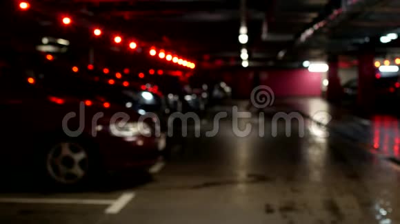 汽车离开地下停车场模糊不清视频的预览图