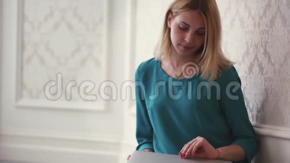 年轻女子打开笔记本电脑在室内上网视频的预览图
