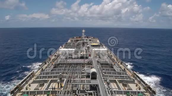 石油产品油轮在海洋时间圈蒸汽视频的预览图