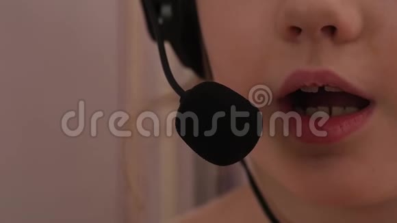 一个戴耳机的可爱小女孩在麦克风里唱歌慢动作视频的预览图