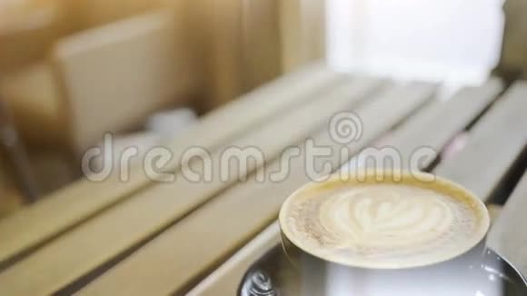 木制桌子上有咖啡视频的预览图